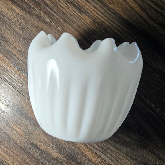 Vintage FENTON Milkglass Crimped Edge Ribbed Sides Planter Vase - Picture 6 of 14